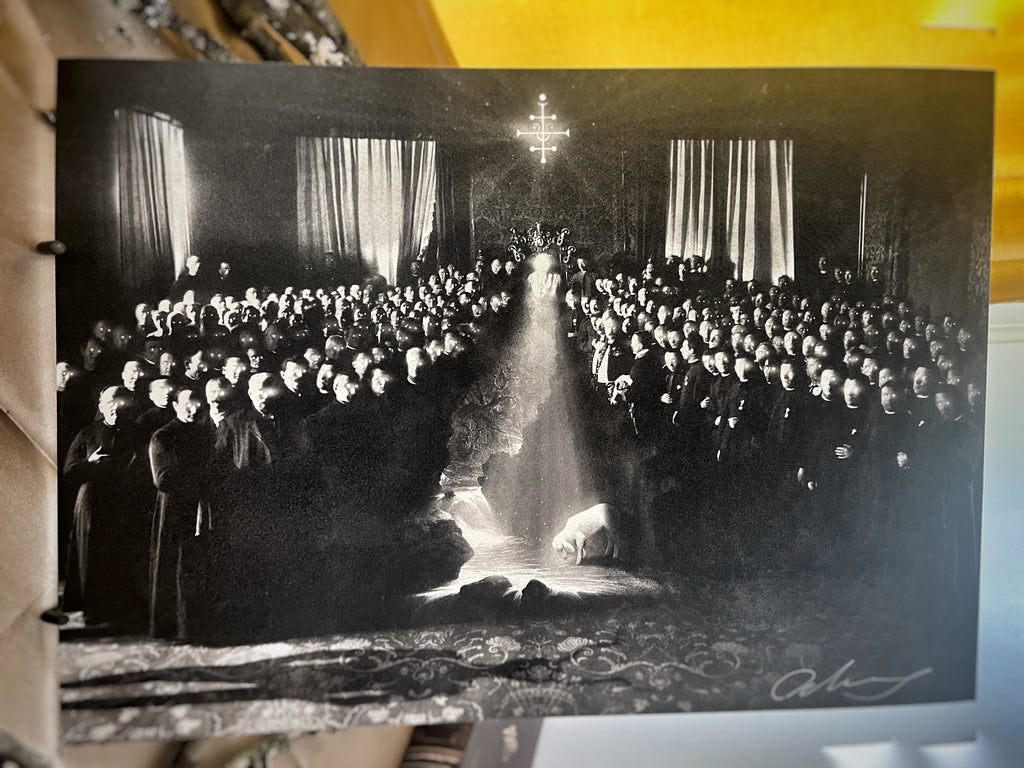 ”Nova lux et tenebrae”